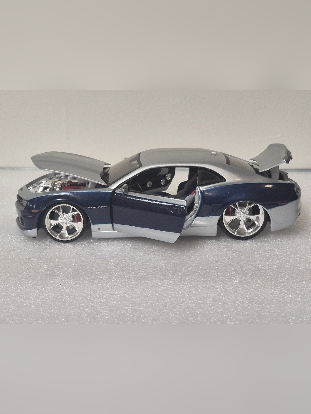Maisto All Stars 2010 Chevrolet Camaro SS RS, 1:24 Diecast, Silver/Blue